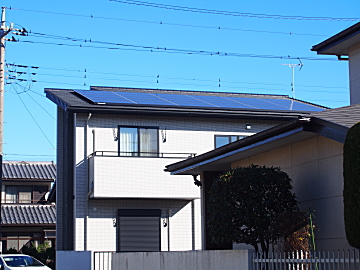 住宅の屋根に太陽光パネルを設置