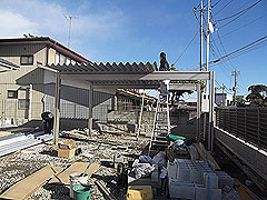 車庫の屋根材設置工事