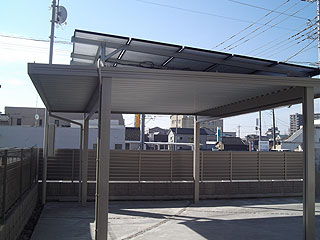 駐車場の屋根に太陽光パネル設置