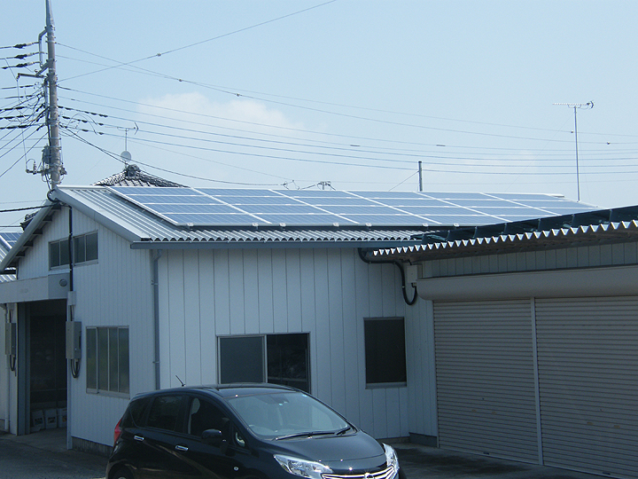 太陽光発電 野立て 倉庫の屋根に設置