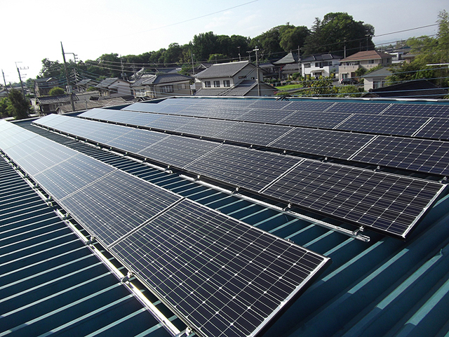 太陽光発電 野立て 事務所の屋根に設置