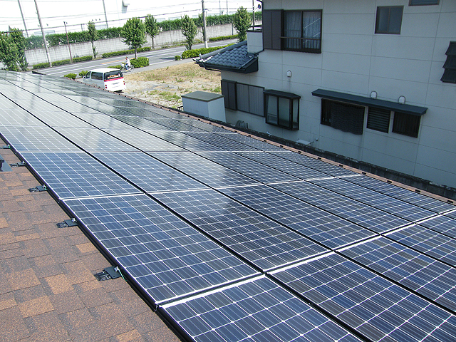 太陽光発電 野立て 施設の屋根に設置