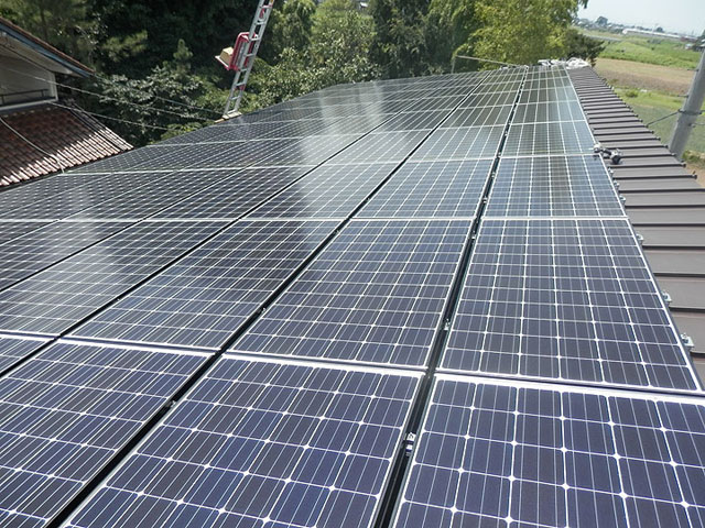 群馬県太田市 ダンス教室の屋根に産業用太陽光発電を設置